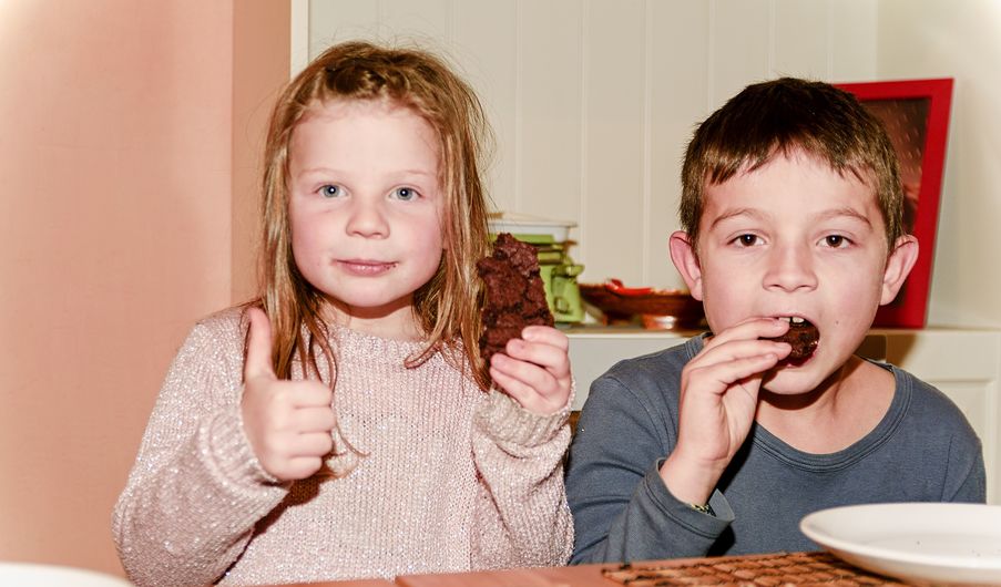 kids snacking