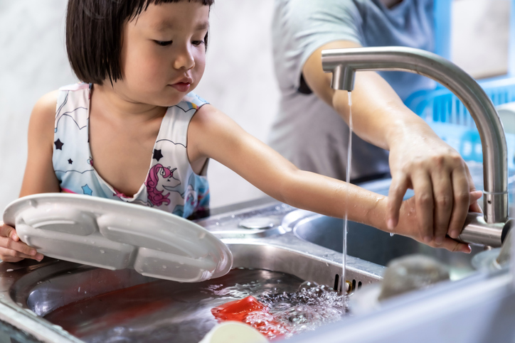 Girl and mom washing dishes, Positive Discipline for Peace at Home