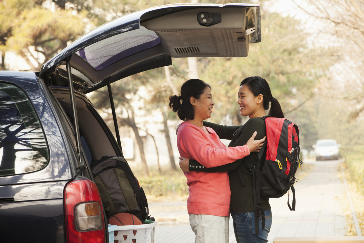 college students mental health parents of college kids first semester drop off college campus dorm room communication keep in touch stay in touch parent teen young adult